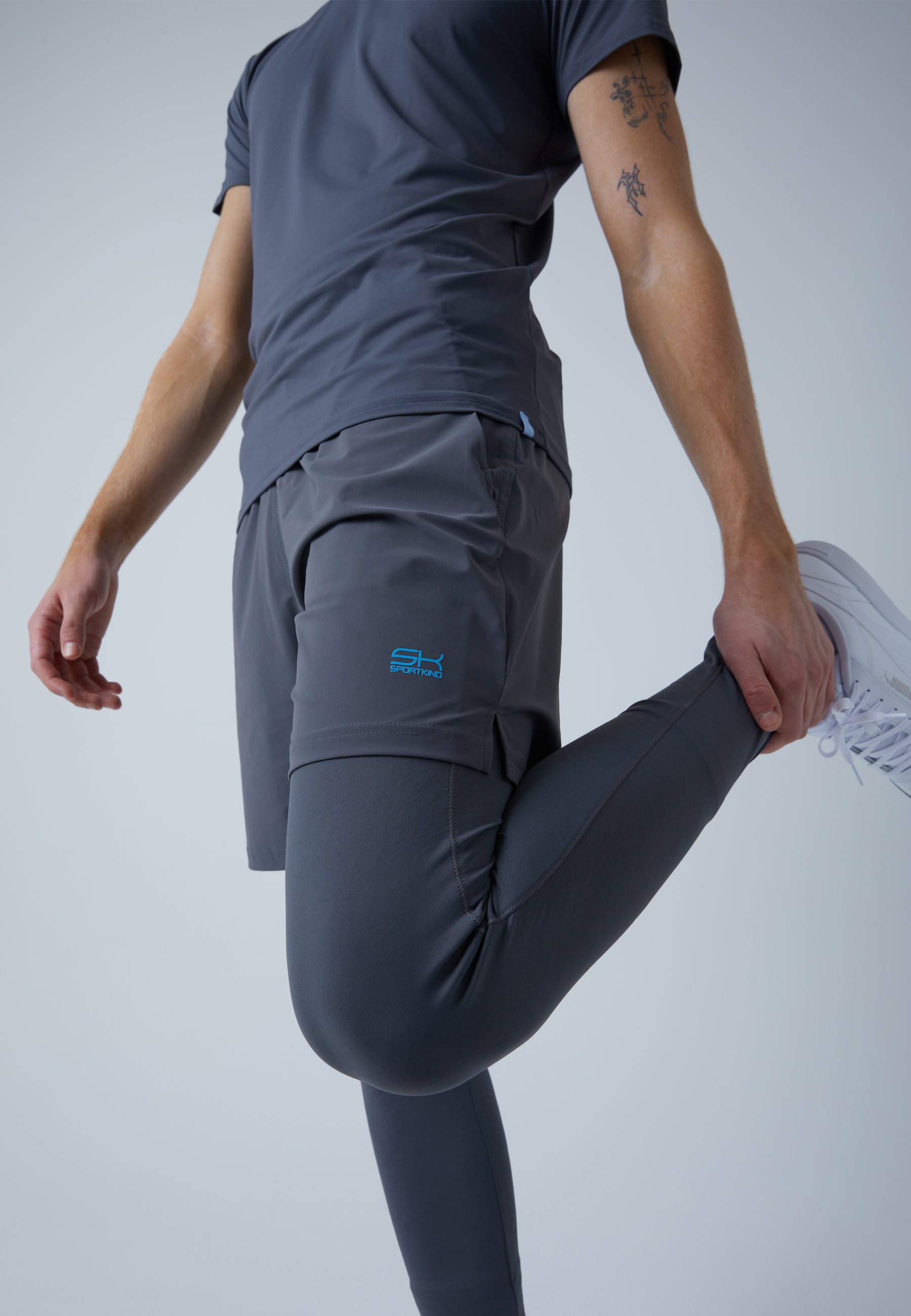 https://www.sportkind.de/cdn/shop/products/sportkind_2-in-1-shorts-mit-leggings-grau_1_1800x.jpg?v=1667864466